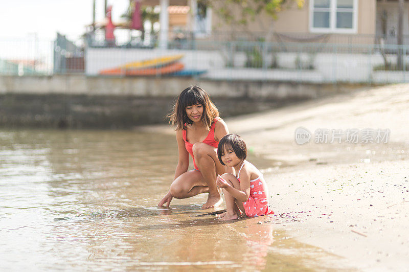 海滩上的母亲和女儿