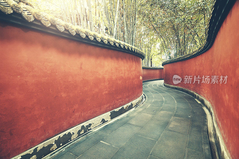 弯弯曲曲的红墙，竹林环绕。