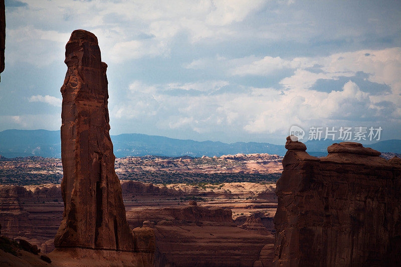 美国犹他州国家公园风景优美的阳光沙漠景观