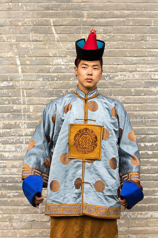 穿着传统蒙古服装的年轻人。