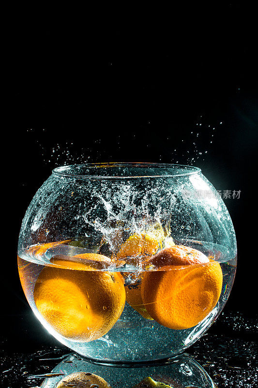 鱼缸里的橙子溅着水