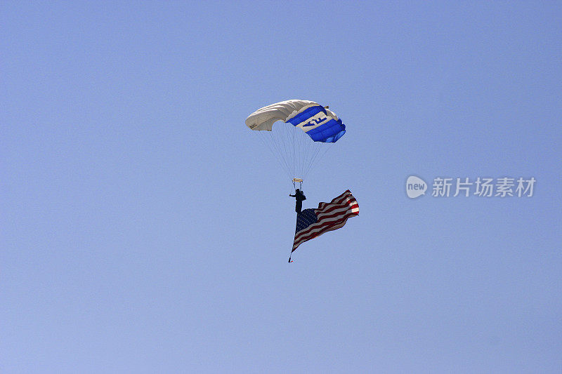 美国空军伞兵与美国国旗
