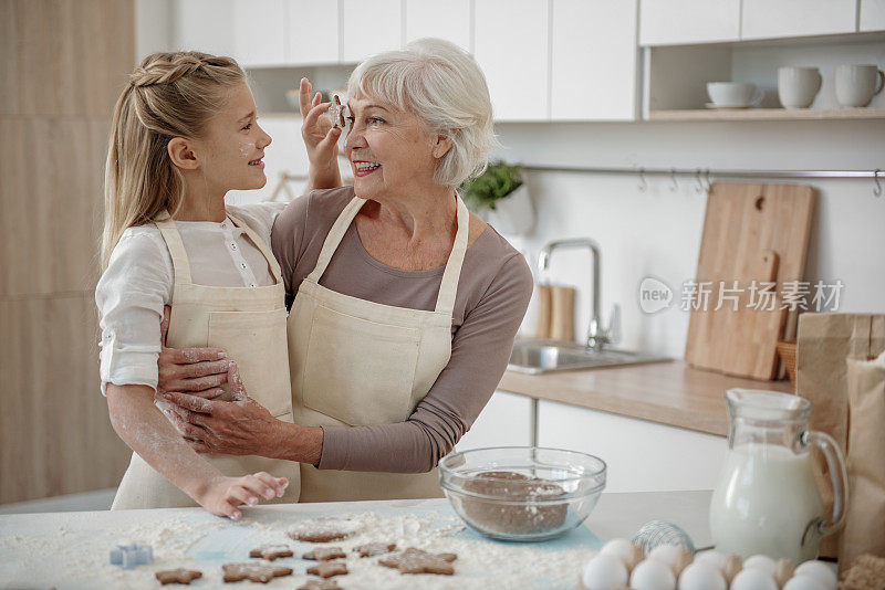 快乐的孙女和奶奶一起做糕点