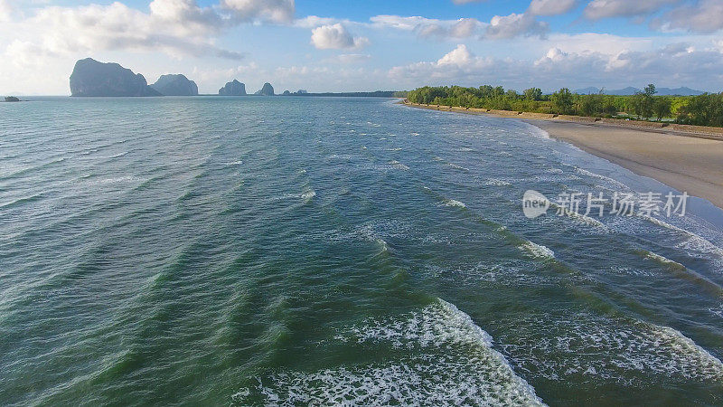 美丽的日落在热带海洋与长尾船在泰国南部