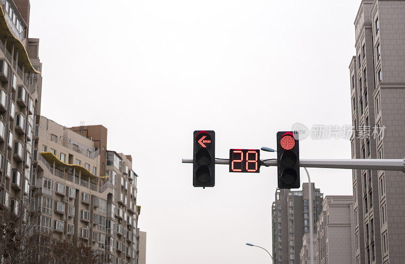 城市街道上的红色信号灯