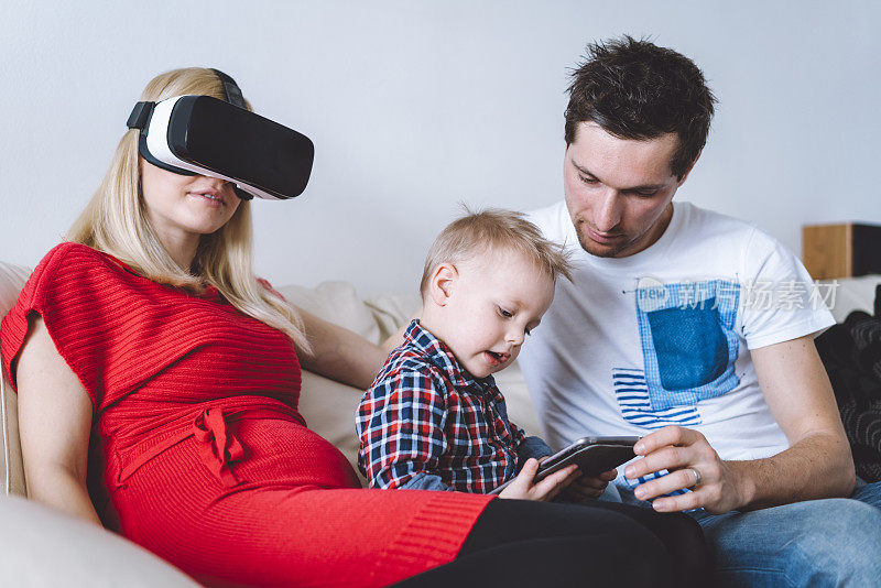 年轻的家庭玩VR眼镜