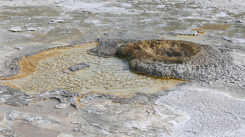 黄石国家公园的火山蒸汽间歇泉