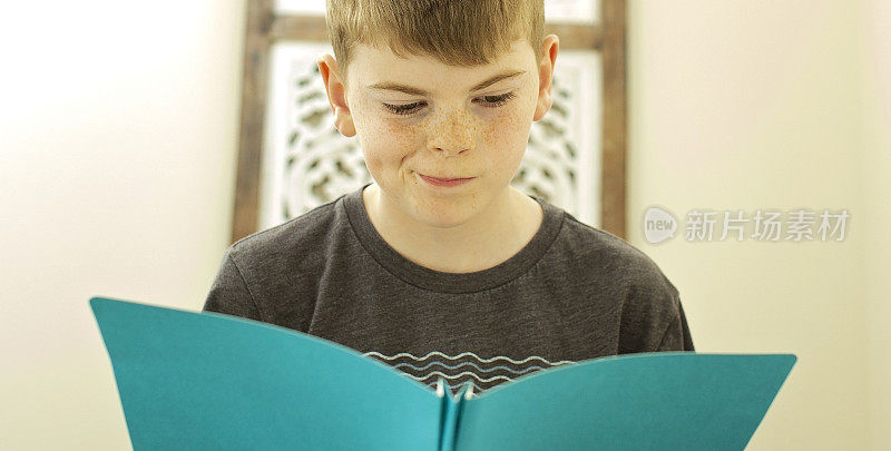 一个十岁的男孩对家庭作业皱眉