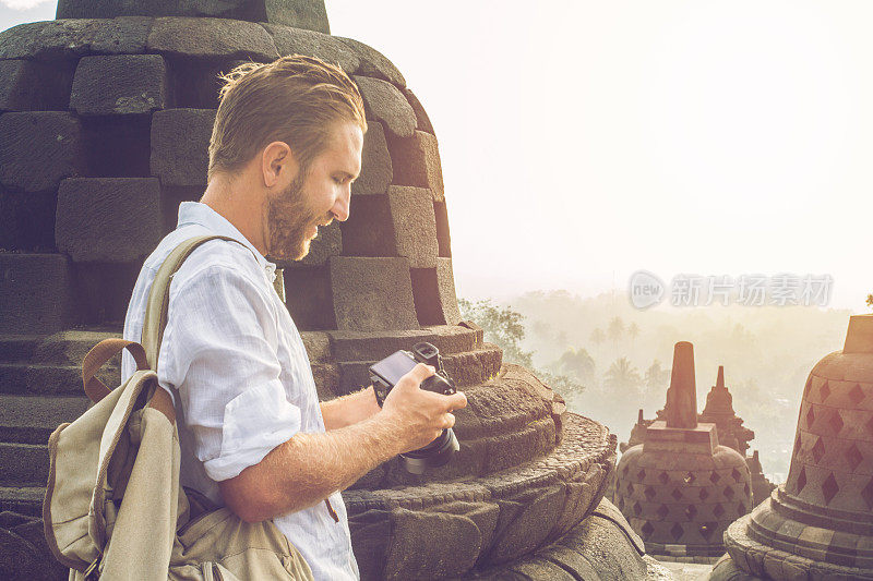 旅行者在印度尼西亚的婆罗浮屠寺拍照