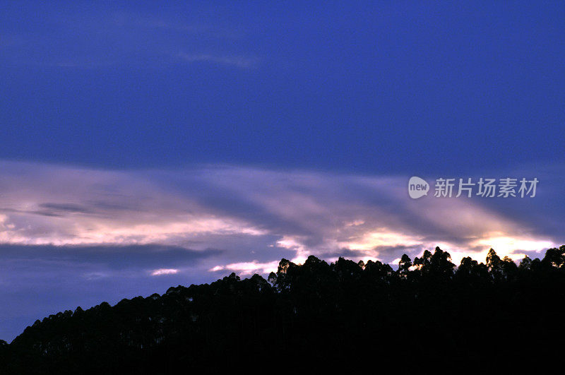 夕阳中的龙泉山