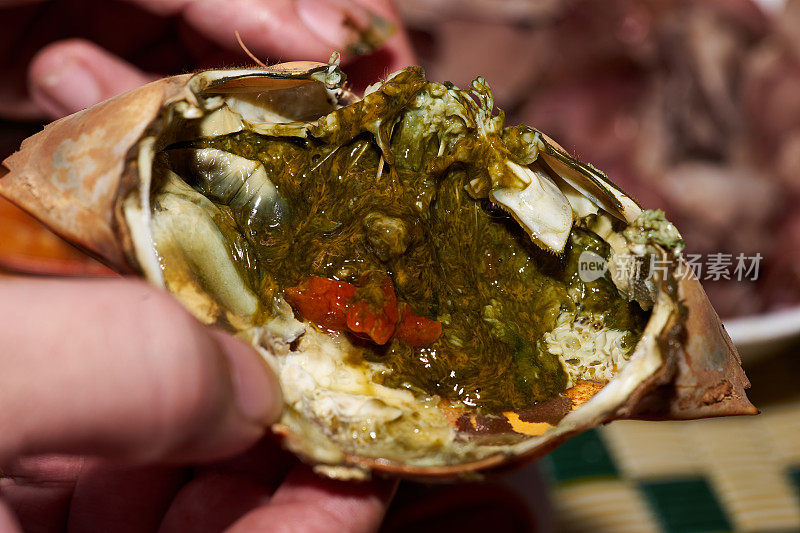 特写水煮和鸡蛋蟹在蒸蟹壳。许多泰国人最爱吃的螃蟹。它是绿色的，因为它是煮得很熟的。