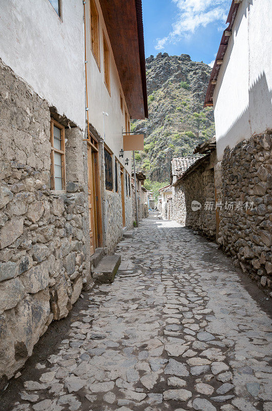 秘鲁奥兰塔坦博狭窄的鹅卵石街道