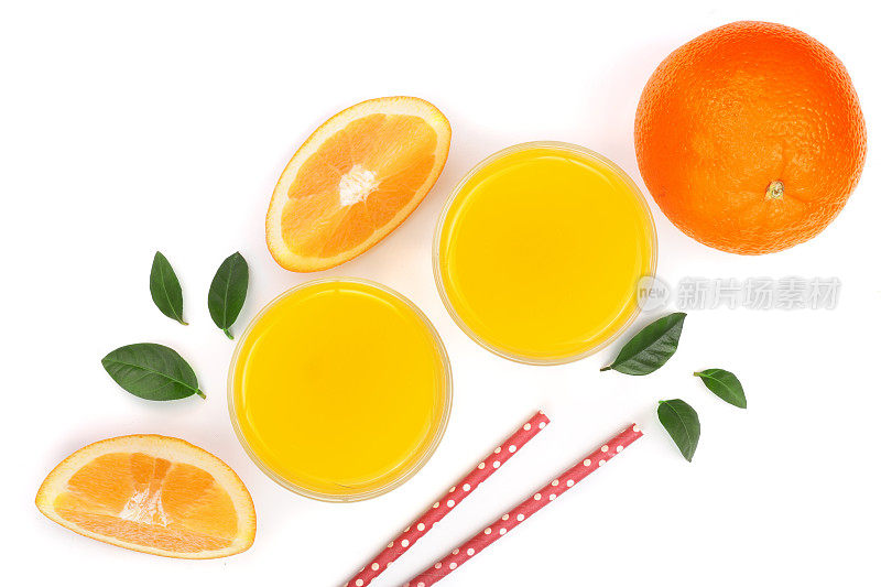 橙汁杯与柑橘片和绿叶孤立在白色背景，俯视图。平躺模式