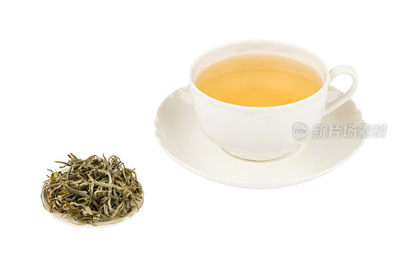 白色茶杯与白茶和孤立的白色背景与深锐利的焦点