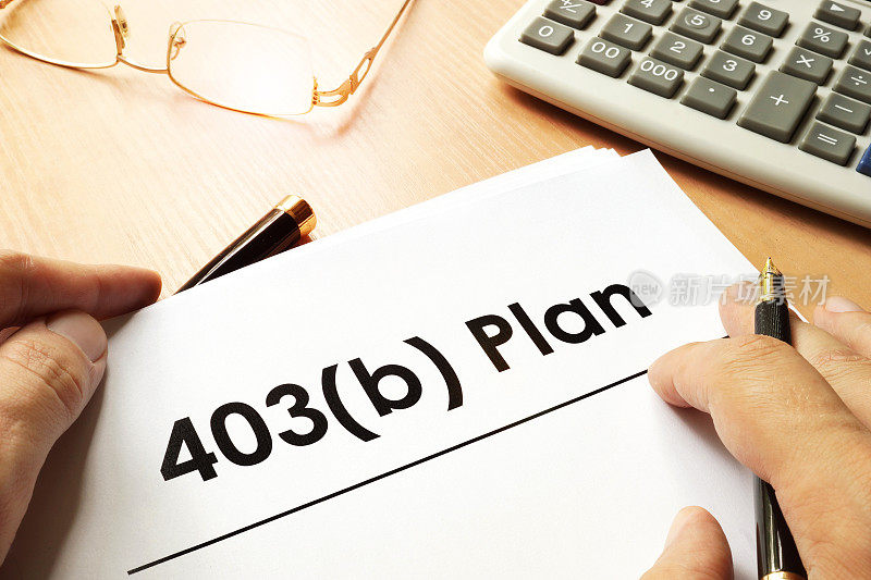 文件与签署403b计划。退休的概念。