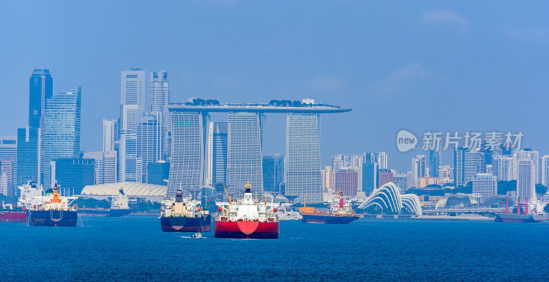 货船在新加坡港等候