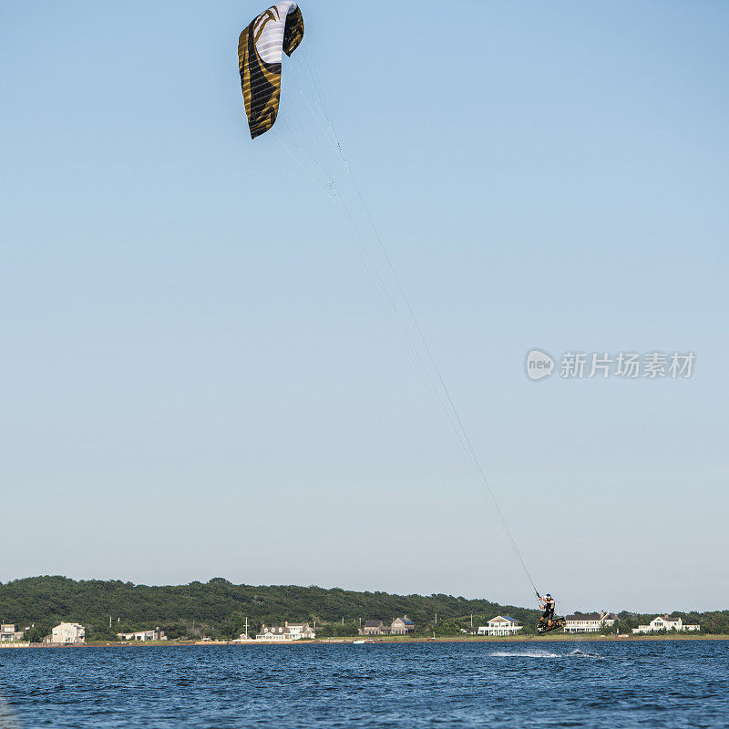 这名男子在美国纽约州长岛萨福克郡纳皮格的懒点湾玩风筝板