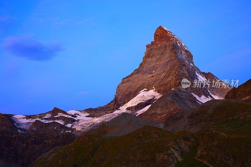 童话般的风景-马特洪峰在金色的黎明日出:田园诗般的高山山谷和梦幻般的戏剧性的瑞士雪山国家象征，田园诗般的乡村，瓦莱州，瑞士阿尔卑斯山，瑞士