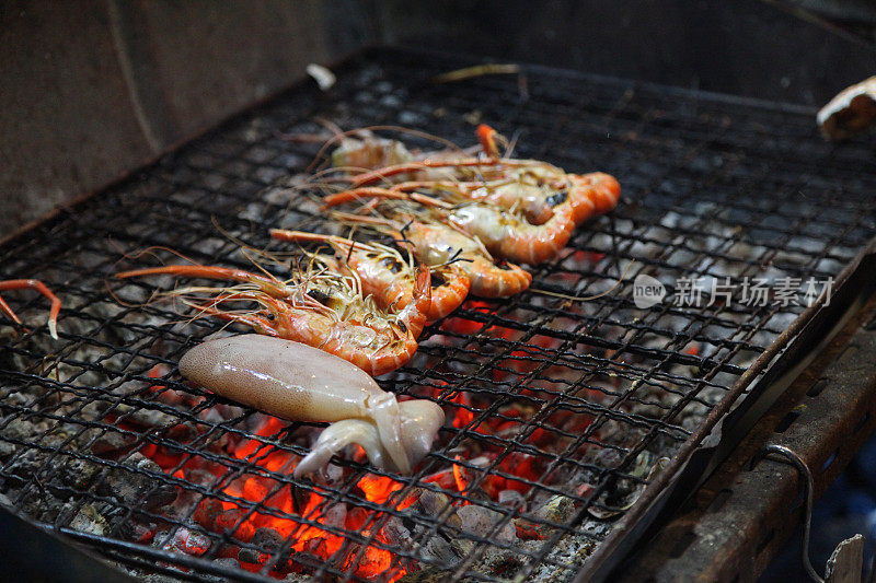 模糊虾虾和鱿鱼火烧烤美味的派对