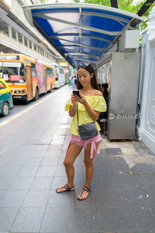 年轻美丽的多民族旅游女人的肖像享受生活在暹罗广场购物中心在泰国曼谷