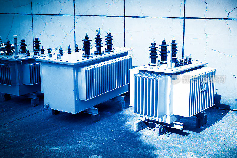 变电站内具有电气绝缘的高压变压器和电气设备。