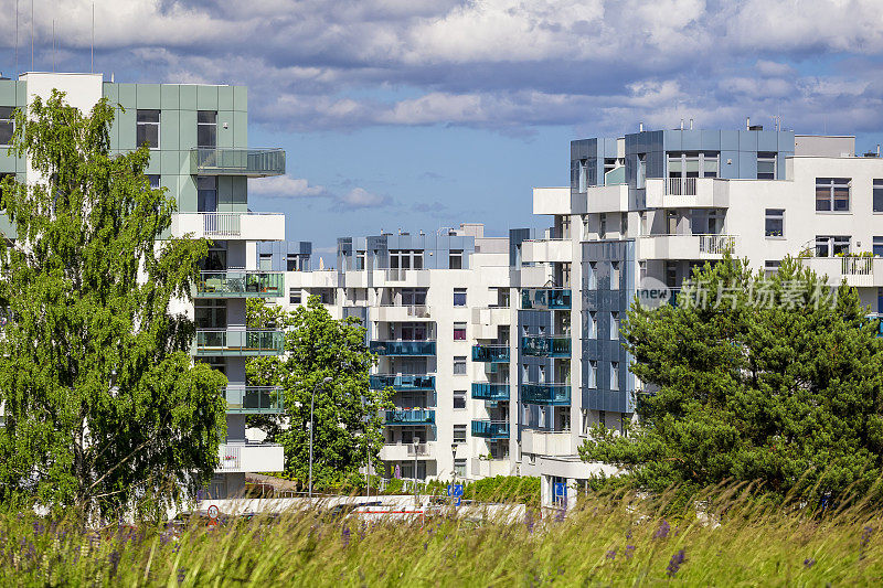 波兰格丁尼亚现代住宅区的绿色广场