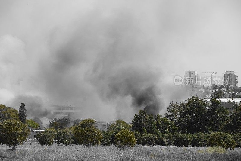 城市附近的田野着火了