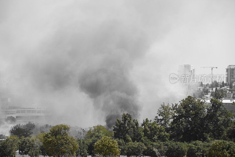 城市附近的田野着火了