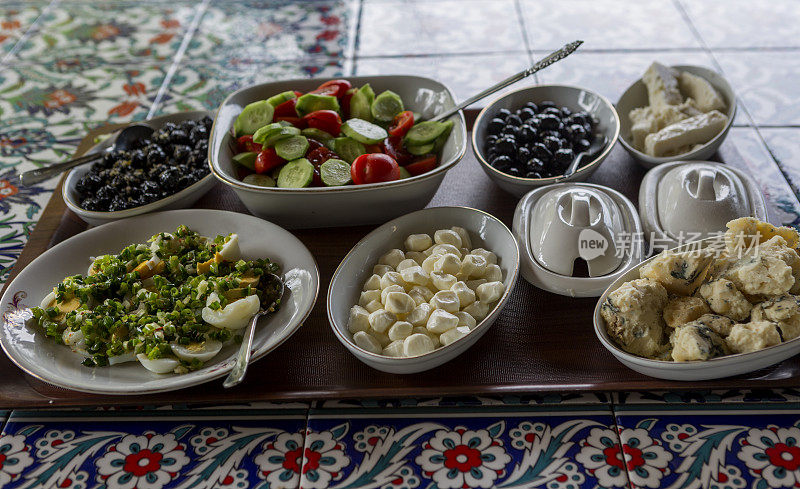 土耳其伊斯坦布尔的传统早餐是橄榄蛋、番茄、洋葱、奶酪