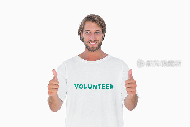快乐的人穿着志愿者t恤竖起大拇指
