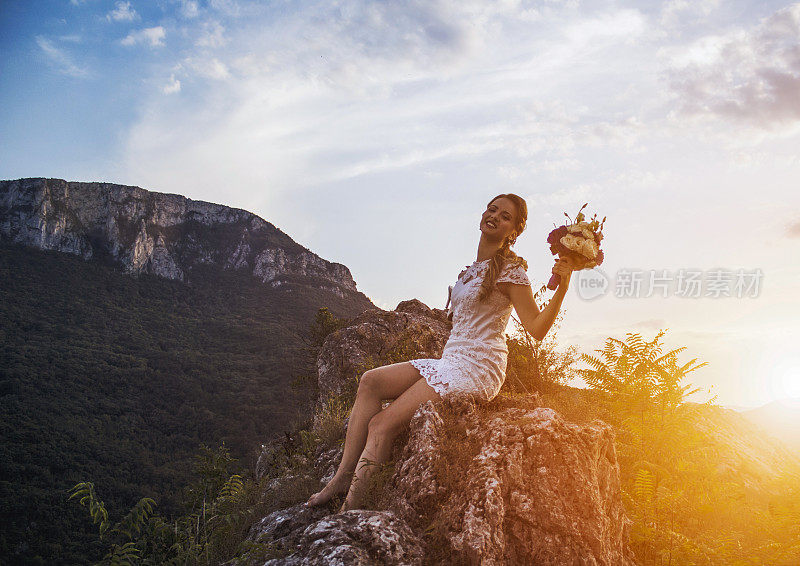 穿着婚纱的新娘在河边和山上