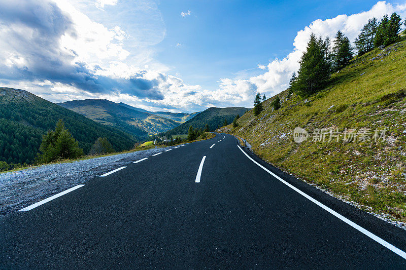 奥地利的柏油路，阿尔卑斯的夏日