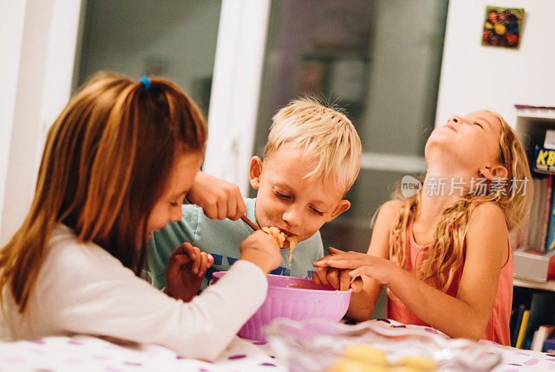 孩子们在分享他们的食物时玩得很开心