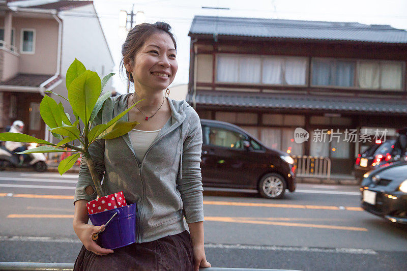 女人带着植物