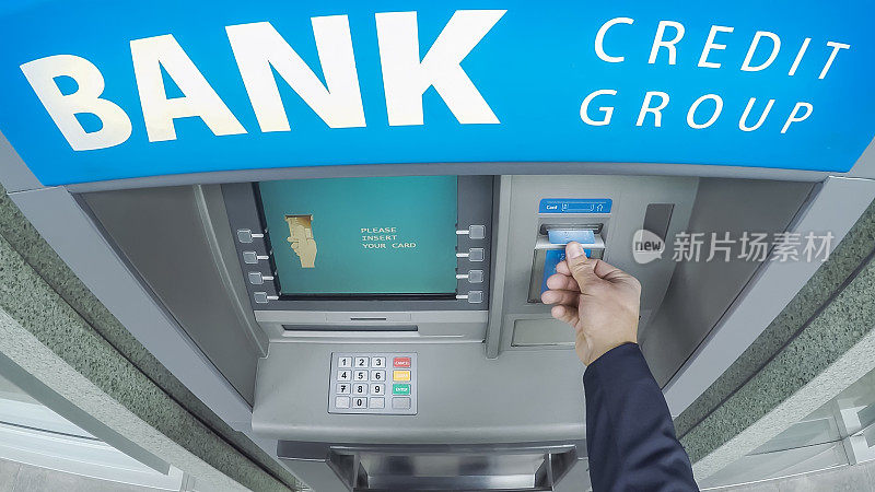 人工插入ATM卡