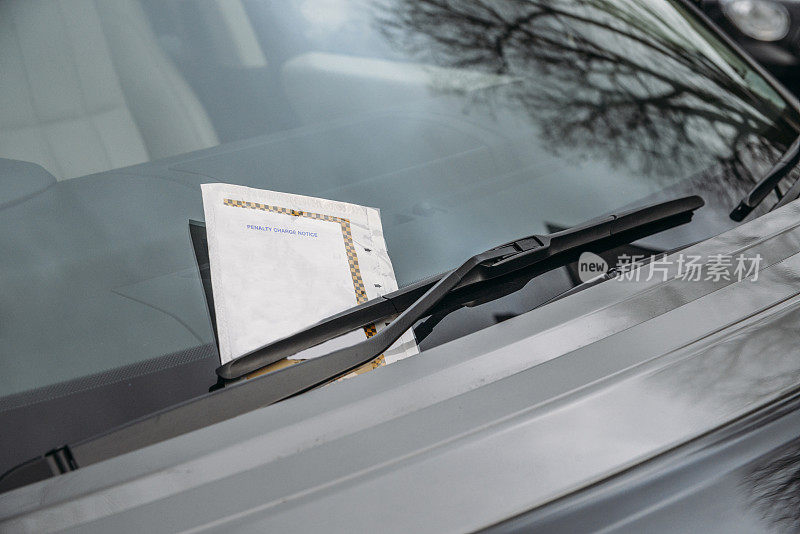 贴在汽车挡风玻璃上的停车罚单会被罚款。