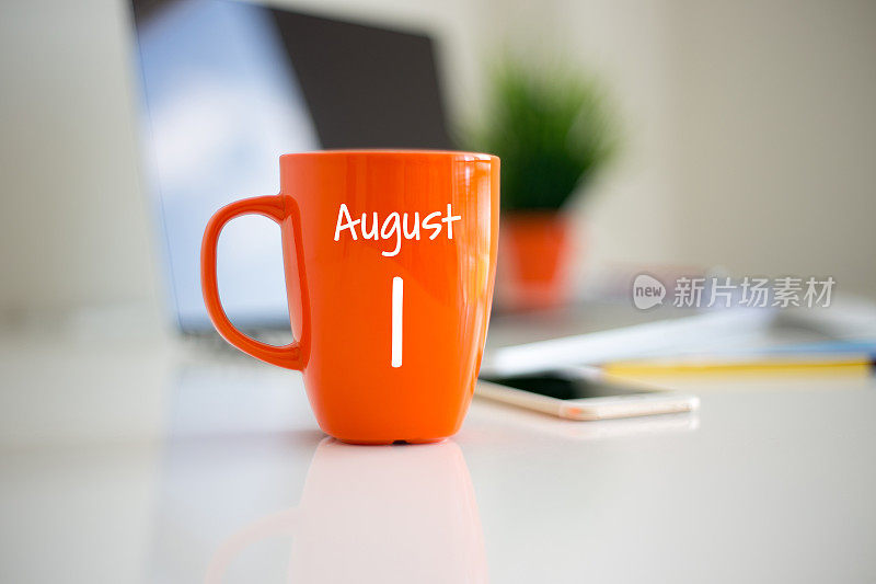 8月1日日历上的咖啡杯