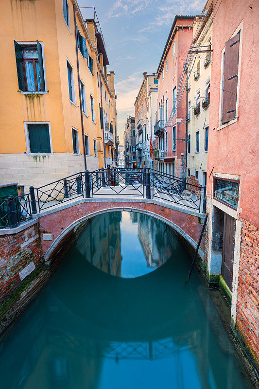 意大利威尼斯的桥梁和狭窄的运河