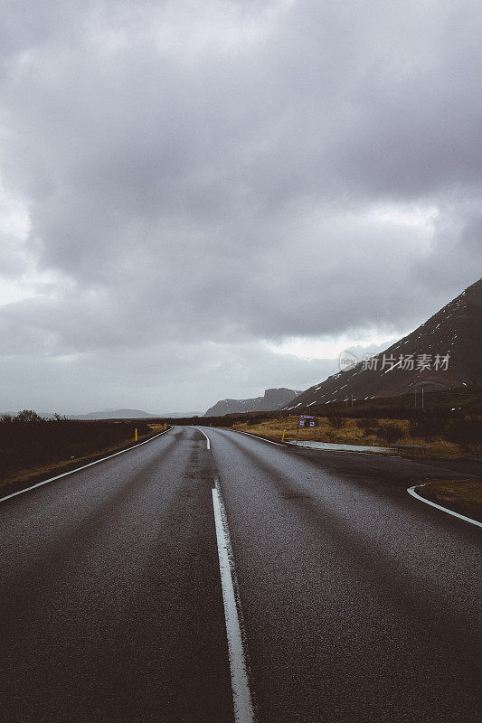 从冰岛公路上的汽车上看