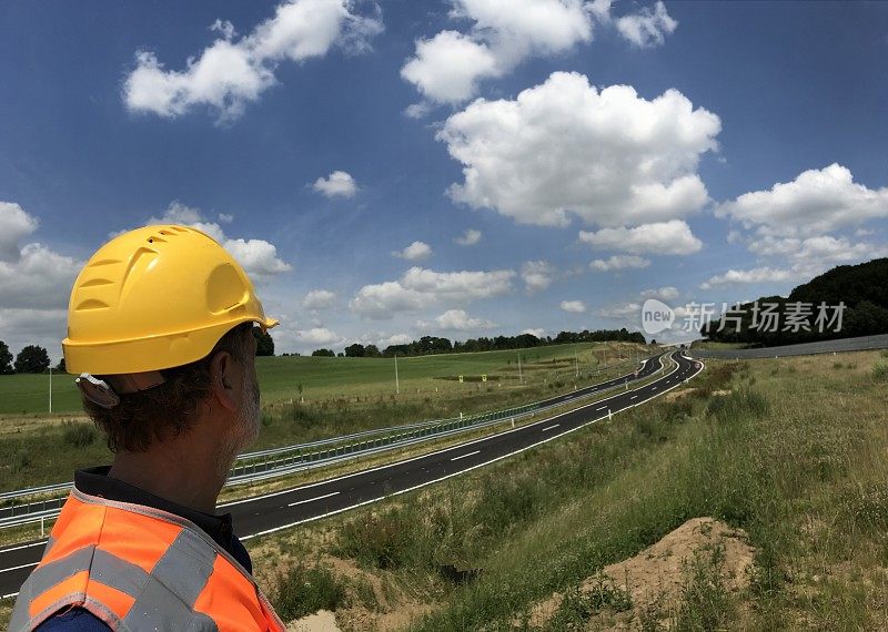 工程师正在检查道路建设