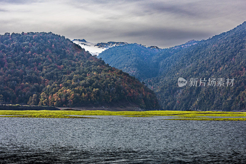 绿色泻湖位于智利南部的孔吉里奥国家公园，它是该地区火山活动的一个惊人的代表，拥有令人惊叹的湖泊、热水和令人印象深刻的火山，如亚伊马火山