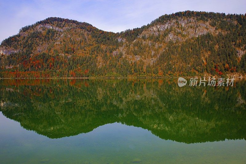 Sylvensteinsee湖反射和高山景观-巴伐利亚阿尔卑斯，德国