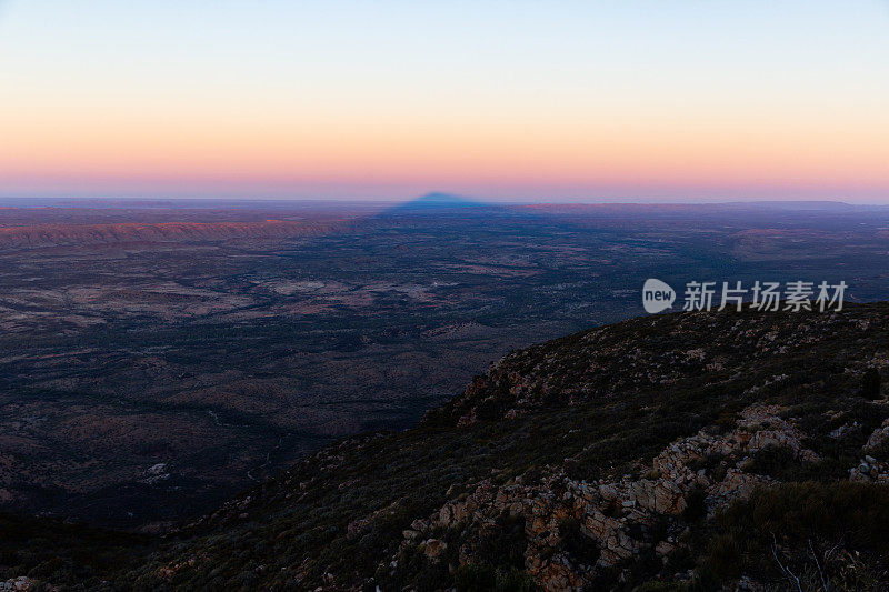 山的阴影在地平线上延伸到天空中