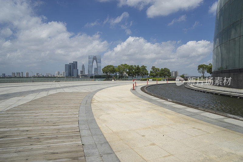 城市里空荡荡的广场和现代建筑