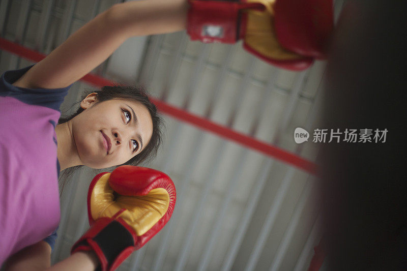 中国女子在健身房的沙袋