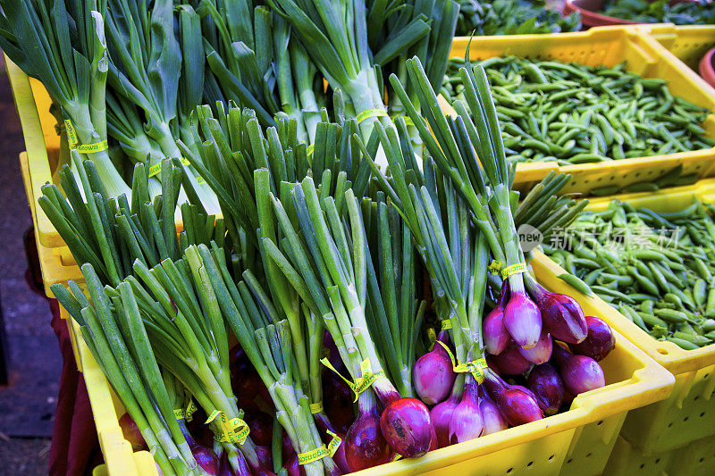 农贸市场上一箱箱的红葱和豌豆