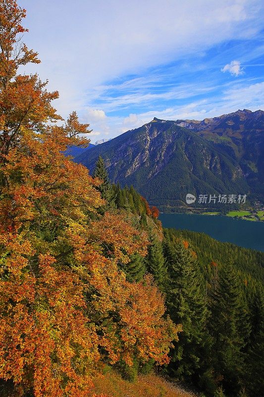 秋天，奥地利的阿钦湖和泰洛卡温德尔阿尔卑斯山