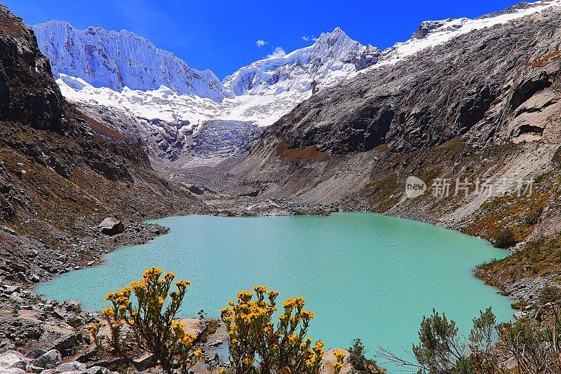 秘鲁安第斯山脉，拉古纳·拉卡湖，冰川和白雪皑皑的布兰卡山脉