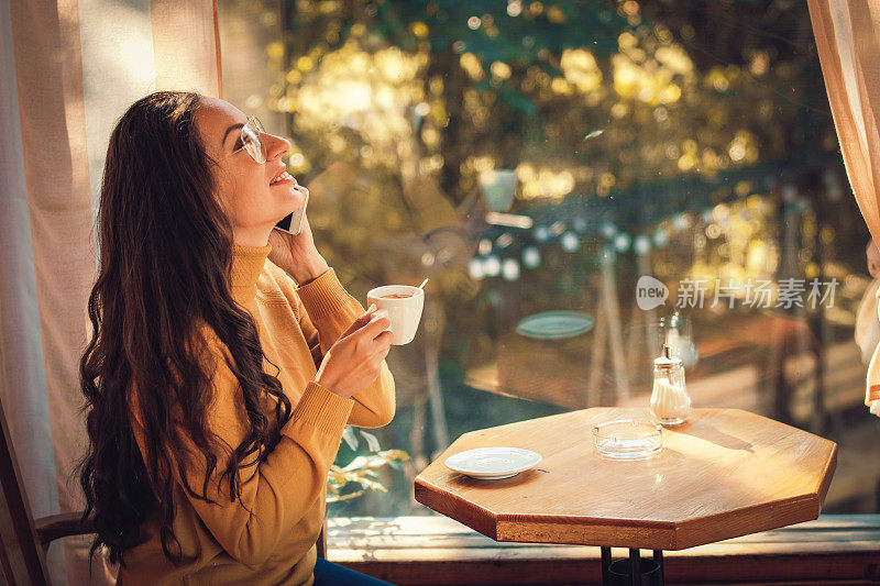 在家喝茶或喝咖啡的女人。窗外景色