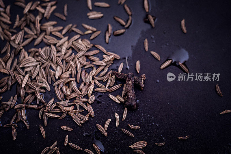 用丁香煎香菜籽，特写